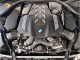 【BMWエンジン】革新的なガソリン・エンジン・テクノロジーによる高性能かつ高効率。レスポンスの良いパワーを発揮。常にスムーズな吸気を実現しアクセル開度にダイレクトに反応しドライビングを楽しく演出。