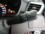 ヘッドライトスイッチをAUTOにしておけば昼間でもトンネルなど暗い所に入った時には自動的にヘッドライトが点灯。高速道路などトンネルの多いところを走行する時、大変便利です。