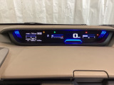 中央にデジタル表示のスピードメーターを配したハイブリット専用メーターになっています。左側のインフォメーション画面で燃費などの情報を確認できます。