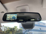 【全方位カメラ】自車を真上から見下ろす視点をモニターに映す機能。駐車や離合時の死角を無くして安全を支えます。トヨタ名のパノラミックビュー等、現代の商談では外せない必須の安全装備です。