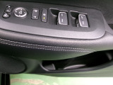 運転席から全ての窓の開閉ができます。ウィンドウロック機能はお子様のいたずら防止に有効です。