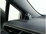 周辺環境録画カメラ:フロントカメラと連携し、車内や側方・後方を含む車両周辺を記録する別体型ドライブレコーダーです。