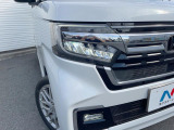 【LEDヘッドライト】悪天候や夜間走行時も良好な視界を確保し安心して運転できる高輝度LEDヘッドライトを装備!点灯速度が早く、消費電力も抑えられています。