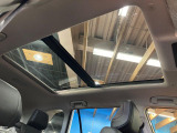 【大型サンルーフ】車内の解放感が一気に上がる大型のパノラマルーフ!季節を問わず開放的で快適なドライブをお楽しみいただけます。流通量も少なく希少価値の高い人気の装備です♪