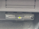 【ETC】有料道路を利用する際に料金所で停止することなく通過できる、ETC車載器(ノンストップ自動料金収受システム機器)が装備されています。セットアップを行うことで利用可能になります。
