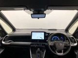 シンプルながら機能性あふれる運転席廻りです。視界性もよく、運転しやすいですよ。