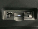 高速道路で便利な【ETC2.0】を装備しています。光ビーコン搭載で渋滞情報などナビゲーションと連動することで機能も充実いたします。他、観光施設に立ち寄るための高速料金割引サービス等もございます。