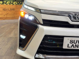 【LEDヘッドライト】悪天候や夜間走行時も良好な視界を確保し安心して運転できる高輝度LEDヘッドライトを装備!点灯速度が早く、消費電力も抑えられています。