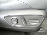 運転席パワーシート搭載。微妙な調整が手軽にでき、ピッタリのポジションで運転することが可能です。
