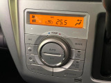 【オートエアコン】一度お好みの温度に設定すれば、車内の温度を検知し風量や温度を自動で調整。暑い&hellip;寒い&hellip;と何度もスイッチ操作をする必要はありません。快適な車内空間には必須の機能ですね♪
