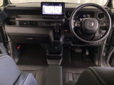 車内は光触媒抗菌消臭施工済です。インパネ周りはスタイリッシュなデザインで機能や装備も充実しています。グローブボックスやカップホルダーのほかにトレーなどたくさんの収納スペースが付いています。