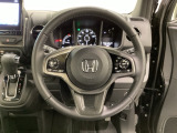 ハンドルにHondaセンシング系のクルーズコントロールやレーンキープアシストなどのスイッチと、オーディオの操作スイッチが装備されています。ハンドルから手を離さず安全に操作できます。