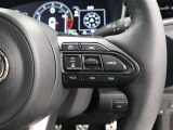 レーダークルーズコントロール使用時に、同一車線内中央を走行できるよう操舵を支援するレーントレーシングアシスト[LTA]が装着されています。