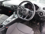 Audi正規ディーラーが高品質をお約束。高度な訓練・教育を受けたAudi専任メカニックが、100項目にもおよぶ精密な点検を実施いたします。すべてをクリアしたAudi車だけが、あなたのお手元に届けられるのです。