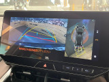 【パノラミックビューモニター】専用のカメラにより、上から見下ろしたような視点で360度クルマの周囲を確認することができます☆死角部分も確認しやすく、狭い場所での切り返しや駐車もスムーズに行えます。