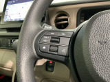 ステアリングにオーディオ操作スイッチが付いています。オーディオ画面に直接タッチしなくても操作が出来ますので、運転に集中できます。
