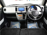 運転にかかわる様々な操作を安全に行えるように視点移動が少なく、操作性に配慮されたスイッチ類が凝縮されたコクピットです。