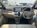 質感の高いインパネ周りと視界が良く運転し易いフロントビュー。