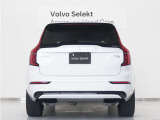 XC90は、使い方の幅を広げる7シーター仕様。洗練された佇まいの中に、高い実用性を秘めています。室内に足を踏み入れば、そこはまさに北欧のリビングルーム。落ち着きある明るい雰囲気をご堪能ください。