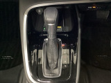 「e:HEV」は、モーター走行を中心にしながら電気エネルギーやエンジン動力を最も効率よく使い分けることができる賢いハイブリッドシステムです。サイドブレーキはスイッチ操作の電子制御パーキングブレーキです