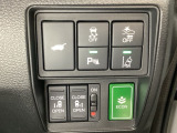 両側電動スライドドアは運転席から操作ができるよう、操作スイッチが付いています。Hondaセンシング用のVSA(ABS+TCS+横滑り抑制)解除と路外逸脱抑制機能のオンオフスイッチなどもあります。