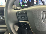 運転中、オーディオの操作をしてて、ハッとしたことはありませんか?ステアリングスイッチは、運転中でもハンドルでオーディオの操作が可能です。安全なドライブをサポートします。