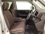 女性でも運転がしやすいように、シートの高さ調整機能(シートリフター)がついています。運転席と助手席の間が空いている為、助手席側への移動がスムーズです。交通量の多い道でも助手席側から乗り降りができます。