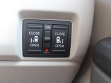 パワースライドドア付で、挟み込み防止機能によりお子様の乗り降りも安心!車内・車外のドアハンドルからはもちろんのこと運転席スイッチやリモコンキーからも開閉操作が可能で大変便利な装備となっております!