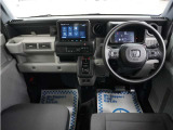 運転にかかわる様々な操作を安全に行えるように視点移動が少なく、操作性に配慮されたスイッチ類が凝縮されたコクピットです。