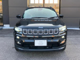 【フロントグリル】7スロットルグリルはJeep伝統の証です。SUVのみにこだわり続けている伝統あるJeep車へお乗り頂いてみてはいかがですか?