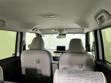 車内は明るくて見通しが良く、初めての方でも運転しやすい印象です。天井が高く圧迫感がないので、お子さまとのお出かけも快適に過ごせます。