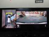 アラウンドビューモニターは4方のカメラで真上から車を見たようにモニターで確認ができます。周辺の安全確認、小さなお子様や障害物も目視で確認できるので駐車のしやすさだけでなく、事故防止にも役立ちます。