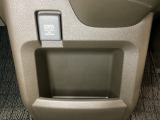 アクセサリーソケットはUSBのアダプターなどをつければ、スマホの充電にも使えます。周辺には物が置けるボックスがついています。