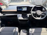 セレナの運転席は、良好な視界と操作性を提供。運転支援システムの情報が一目でわかるディスプレイと、直感的な操作が可能なステアリングスイッチで、安全快適なドライブをサポートします。