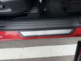 CX-5のロゴが入ったスカッフプレートです。傷や汚れから守ってくれます。