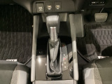 「e:HEV」搭載車です。日常シーンのほとんどをモーターで走行し、高速クルージングなどモーターよりもエンジンの方が効率が良い領域はエンジンで走行、あらゆる領域で優れた燃費走行を実現します。