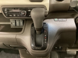 CVT車のセレクトレバーです。低速から高速まで、変速ショックのないスムーズな走りを実現するとともに、エンジン効率のよい領域を維持することで燃費にも貢献します。