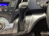 5速AT車のセレクトレバーです。低速から高速までスムーズな走りを実現するとともに、エンジン効率のよい領域を維持することで燃費にも貢献します。