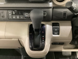 CVT車のセレクトレバーです。低速から高速まで、変速ショックのないスムーズな走りと、エンジン効率のよい領域を維持して燃費にも貢献します。サイドブレーキはスイッチ操作の電子制御パーキングブレーキです。
