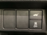 ハンドルの右側にVSAのオンオフスイッチとパワーテールゲートスイッチがついています。パワーテールゲートスイッチは車内からでもテールゲートの開け閉めを電動でできます。