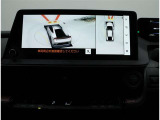 パノラミックビューモニター装備!サイドクリアランスビュー/コーナリングビュー・車両に取り付けたフロント、サイド、バックカメラの映像を合成して画面上に表示させ、車両をうしろ上空から見たような映像を表示。