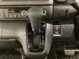 CVT車のセレクトレバーです。低速から高速まで、変速ショックのないスムーズな走りと、エンジン効率のよい領域を維持して燃費にも貢献します。サイドブレーキはスイッチ操作の電子制御パーキングブレーキです。