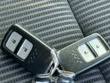 スマートキーは携帯しているだけで、ドアの施錠、解錠、エンジンの始動ができます。