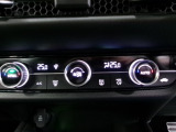 オートエアコンは左右席で独立温度コントロールが可能です。運転席はキンキンに冷やして助手席はマイルドにと言った設定が可能です。暑さ寒さでケンカすることもなくなりますね。