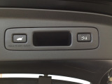 ハンズフリー機能付きパワーテールゲートで、重い荷物を持っていても足をかざすだけで開閉可能。予約クローズ機能により、離れると自動で閉まるため、積み込み後もスムーズに移動できます。