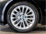 BMWの純正アロイホイールは軽量かつ強度にも優れているホイールで走行性能を引き上げる設計になっております。足元にもBMWは妥協がなくこだわっている個所になります。