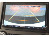 バックカメラが装備されており、後方の安全確認はもちろんのこと狭い場所での駐車や雨の日・夜間など視界の悪いコンディションでのストレスの軽減にもなります!