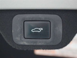 スマートキーを携帯していれば、リヤバンパーの下に足を出し入れするだけで、トランクリッドが自動開閉します。両手が荷物でふさがっている時などに便利です。