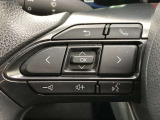 運転中、オーディオの操作をしてて、ハッとしたことはありませんか?ステアリングスイッチは、運転中でもハンドルでオーディオの操作が可能です。安全なドライブをサポートします。