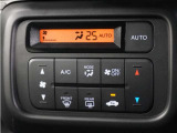 フルオートエアコン搭載。好みの温度に設定するだけで、風向や風量を自動でコントロール!いつでも快適な車内環境に。